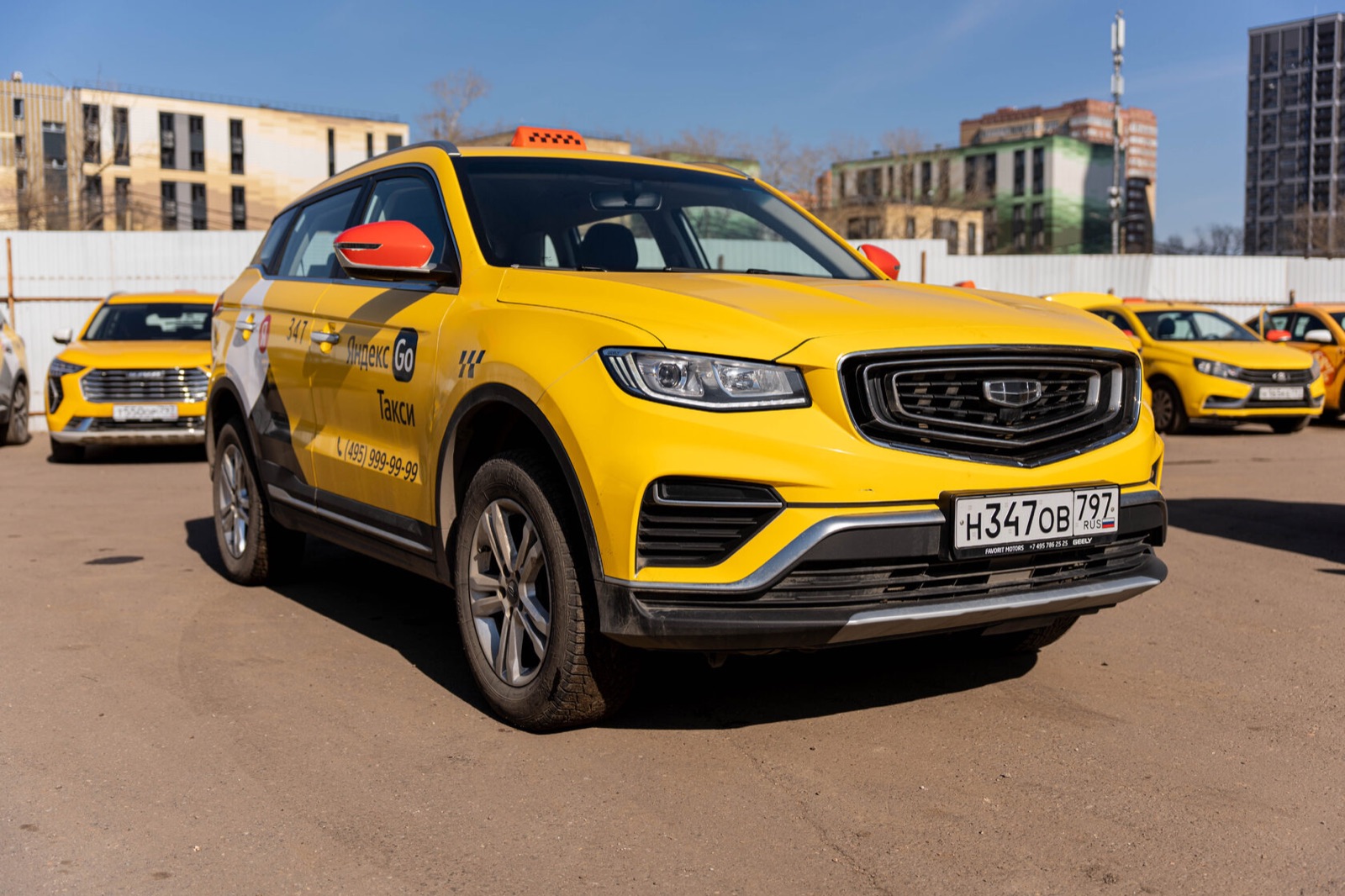 Автомобили таксопарка Driver на площадке